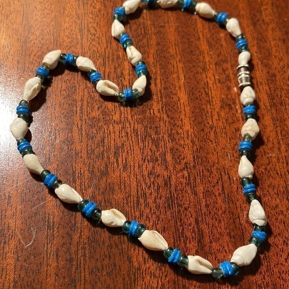 𝅺SWEET choker in white, turquoise and ocean blue made of Tiny conch seashells. - Picture 2 of 3